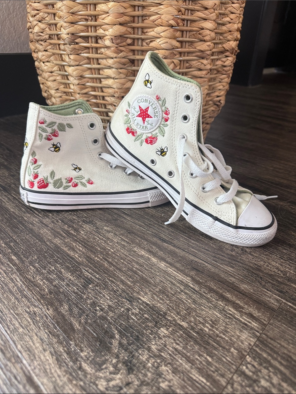 Converse Kids Berries & Bees High Top Shoes Size 2 Youth EUC